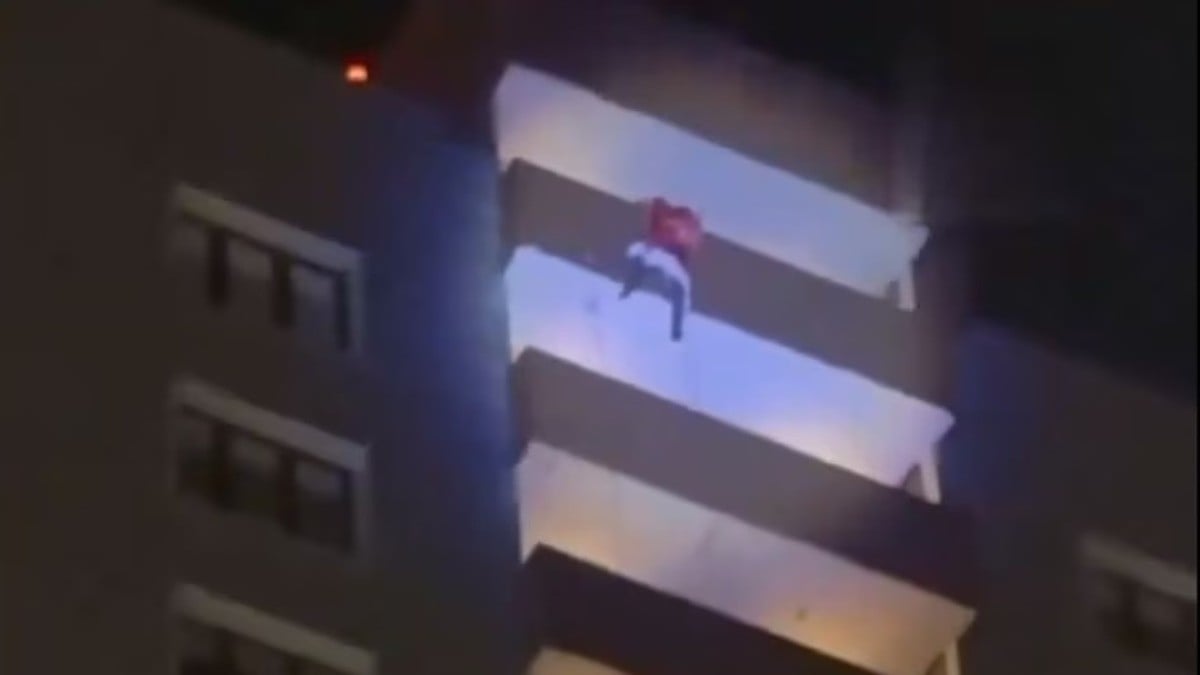 Muere Santa Claus al caer de un edificio; quería darles una sorpresa a los niños