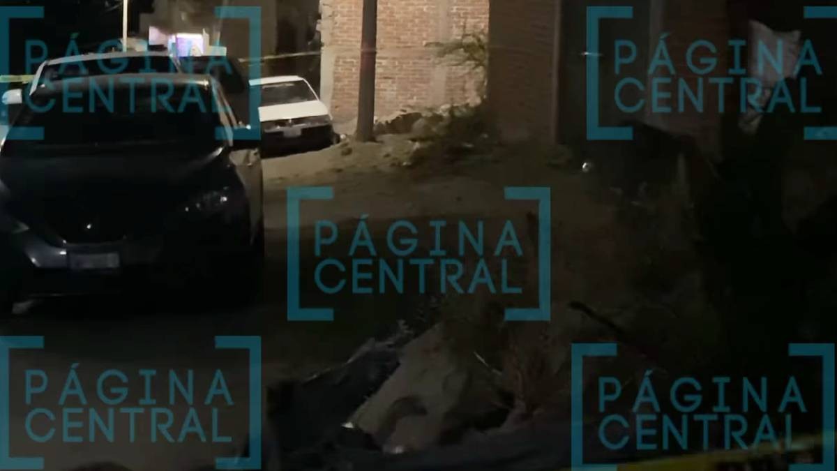 Acribillan a hombre en San Isidro Labrador y queda tirado junto a auto a media calle