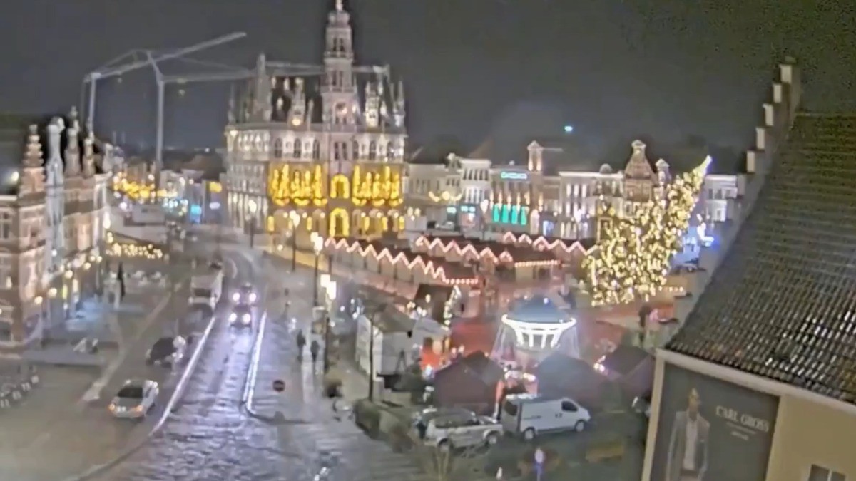 VIDEO Mujer caminaba por la calle y la mata un gigante árbol de Navidad que le cayó encima