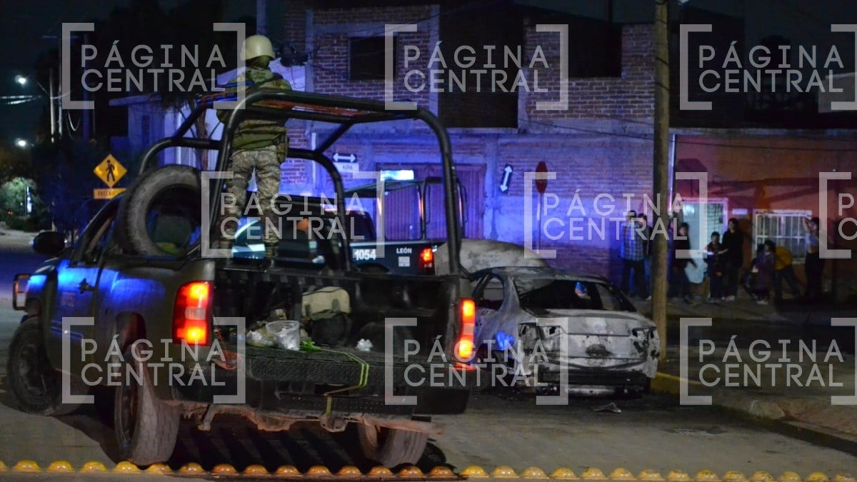 Incendian auto de policía frente al cuartel de Cañón de la India; hay dos detenidos en persecución