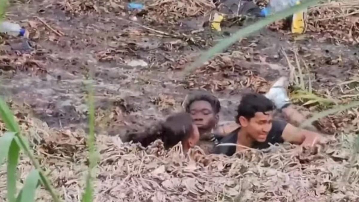 VIDEO Captan cuando migrantes mueren en un fango; lucharon pero no lograron salir
