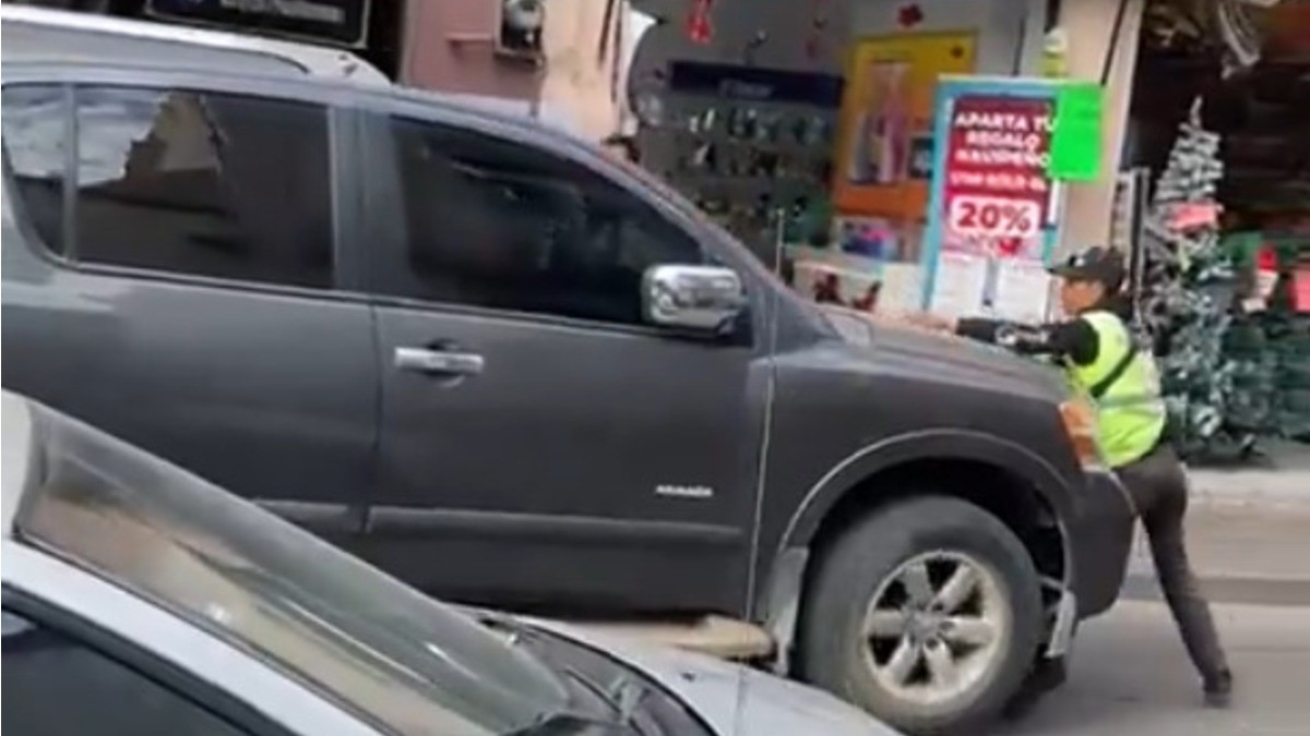 VIDEO Intentó arrollar a policía vial por evitar infracción y lo detienen