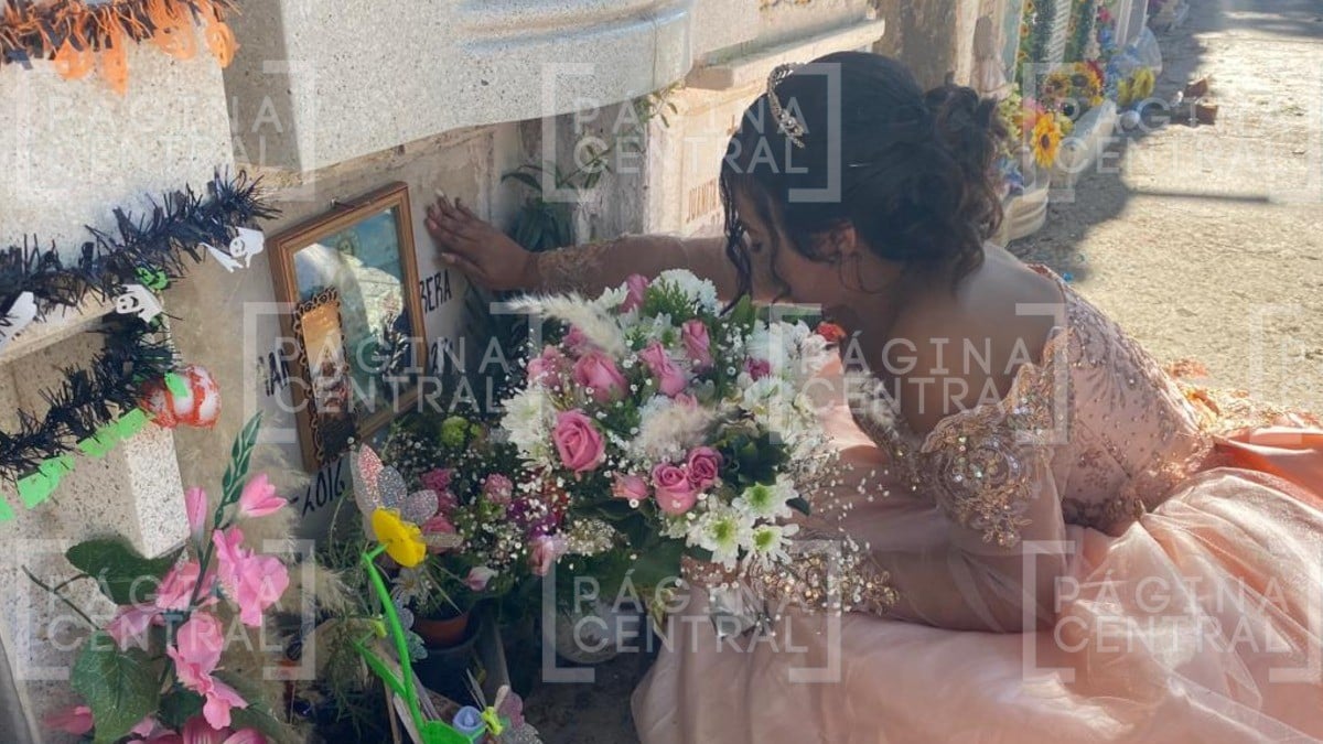 VIDEO Con vestido y ramo, quinceañera va al Panteón San Nicolás a visitar a su tío