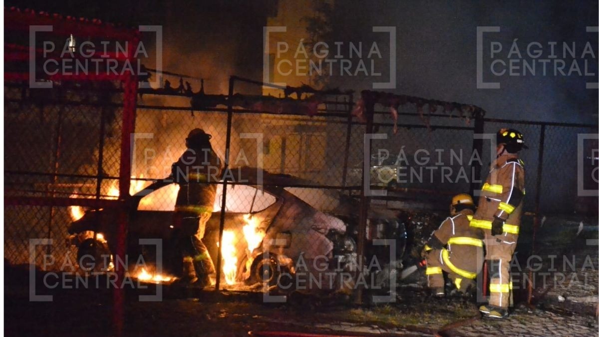 ¡Fuegooo! Pirotecnia causa dos incendios, uno fue en un taller mecánico y otro en auto