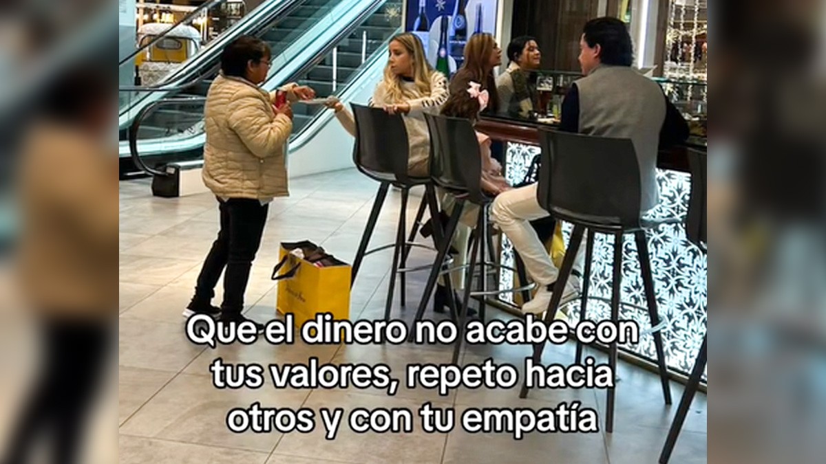 ¡Indignante! Familia deja a empleada doméstica de pie mientras ellos comen sentados