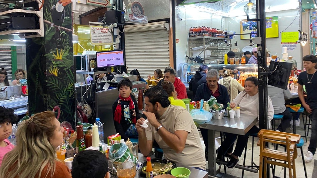 Leoneses se curan 'la cruz' en el Mercado Aldama tras Nochebuena