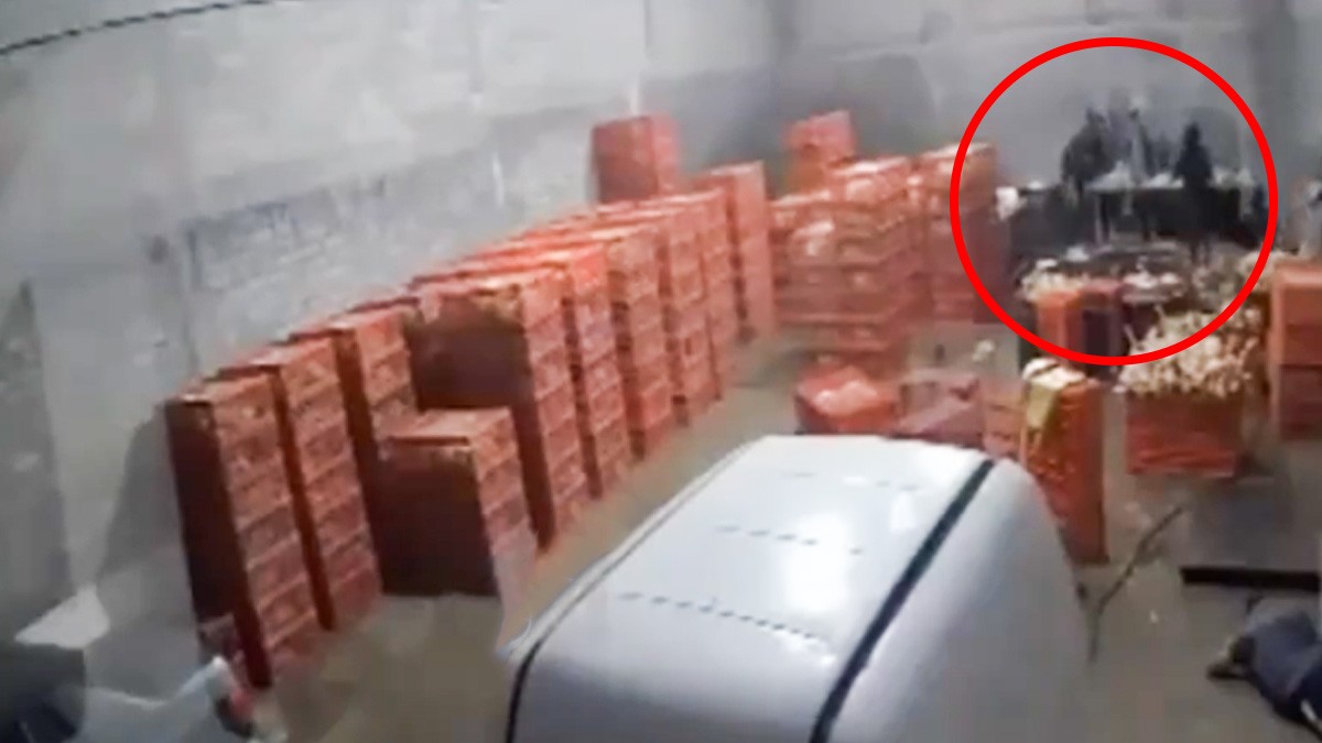 VIDEO: Captan momento en que 'levantan' a cuatro empleados de una pollería