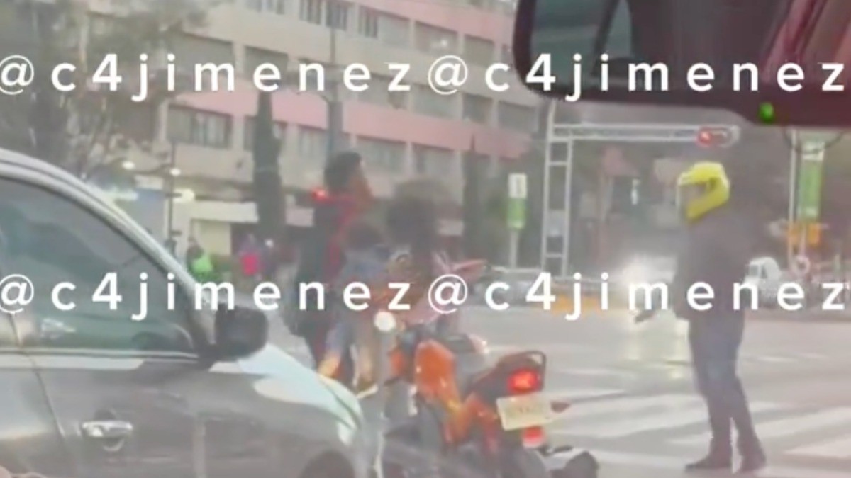 VIDEO Captan pelea de motociclistas en bulevar, esposa le pasa arma mientras carga al bebé