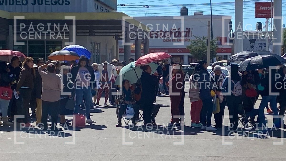 Mujeres batallan con apoyo de la tarjeta Mujeres Grandeza; piden más lugares para cobrarlo