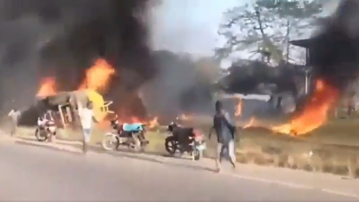 VIDEO: Pobladores 'huachicoleaban' pipa de gasolina hasta que explota; hay 40 muertos