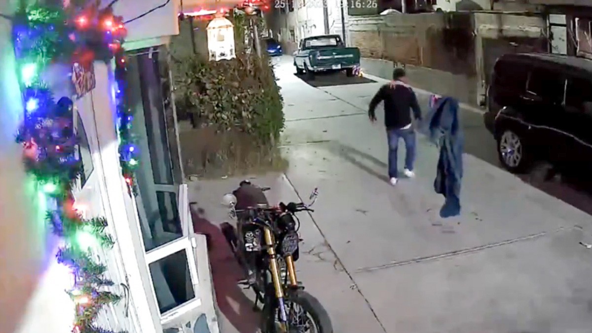 VIDEO: ¡Desalmado! Captan a hombre cuando azota a un perrito contra el suelo