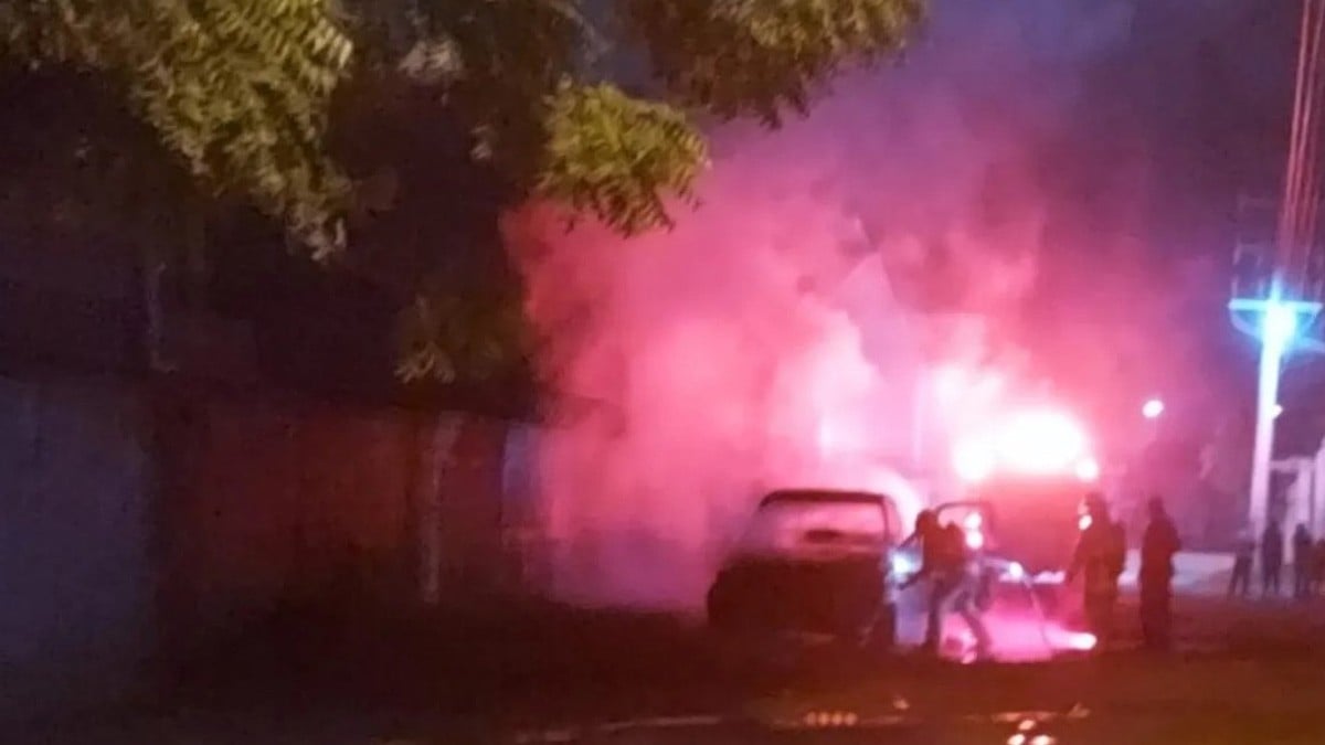 Incendian camioneta con un cadáver dentro frente a Palacio Municipal