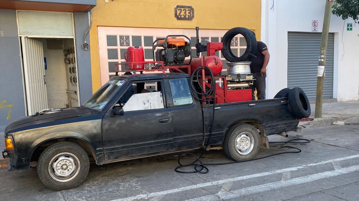 'El Yankee' y su vulcanizadora móvil: 15 años salvando a los automovilistas de León