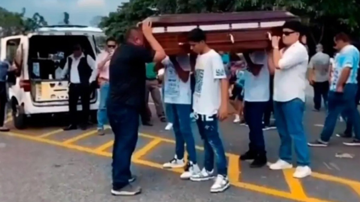 VIDEO Papá bailó el vals con su hija de 15 años, pero ella ya dentro de un ataúd