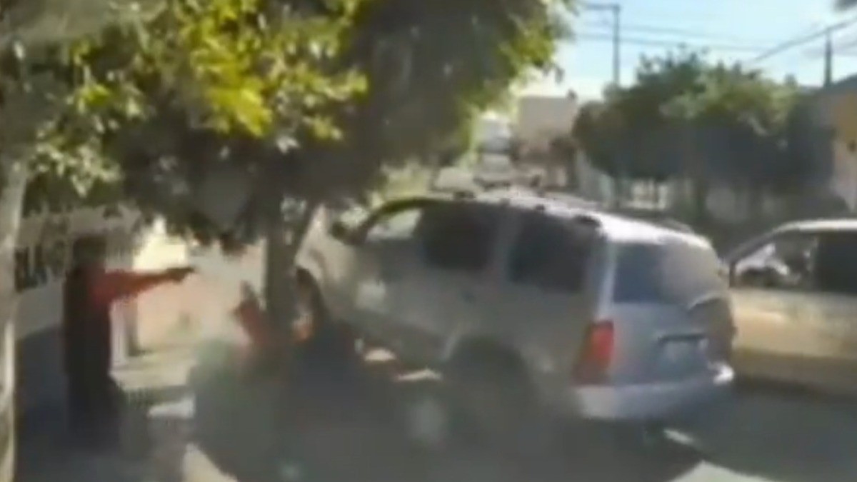 VIDEO Conductor esquiva las balas de un par de asaltantes, pero arrolla a motociclista