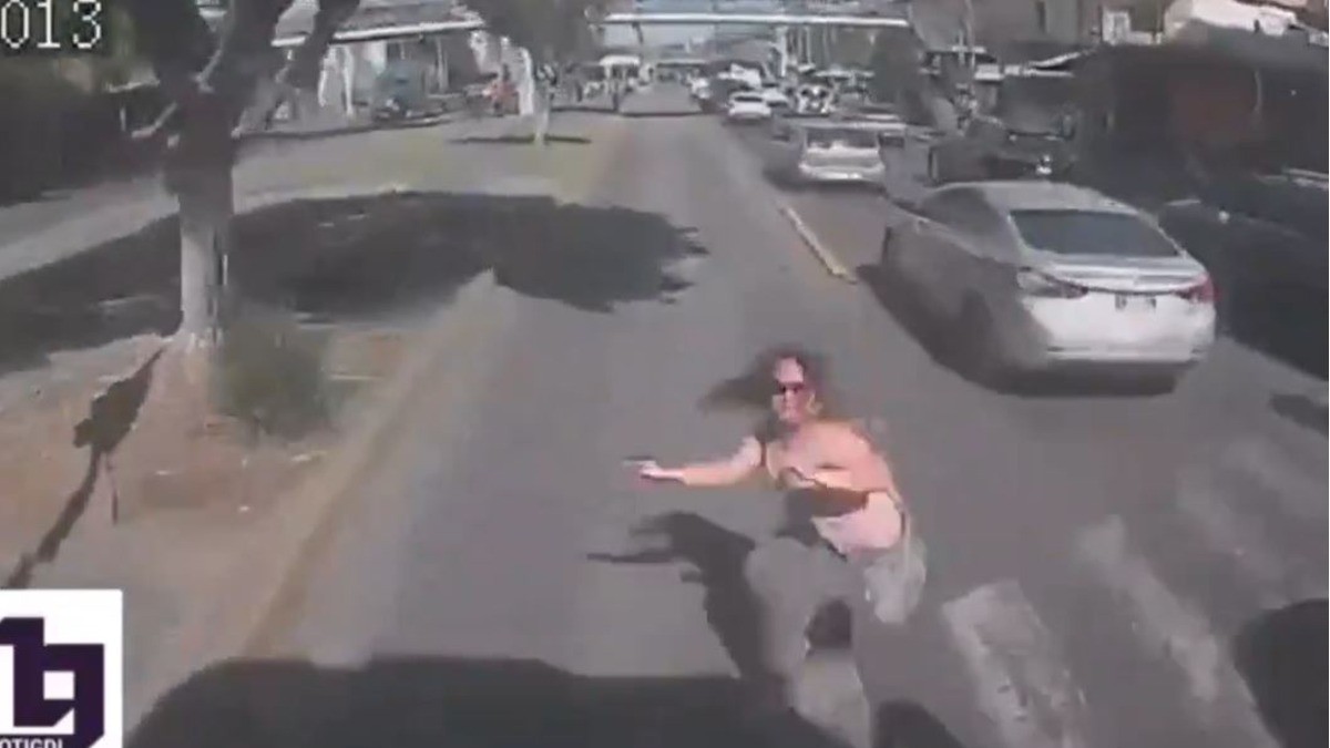 VIDEO Captan cuando mujer cruza bulevar sin precaución y la arrolla camión