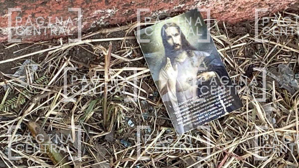 Una estampa del Sagrado Corazón de Jesús resguarda el sitio donde murieron 5 jóvenes
