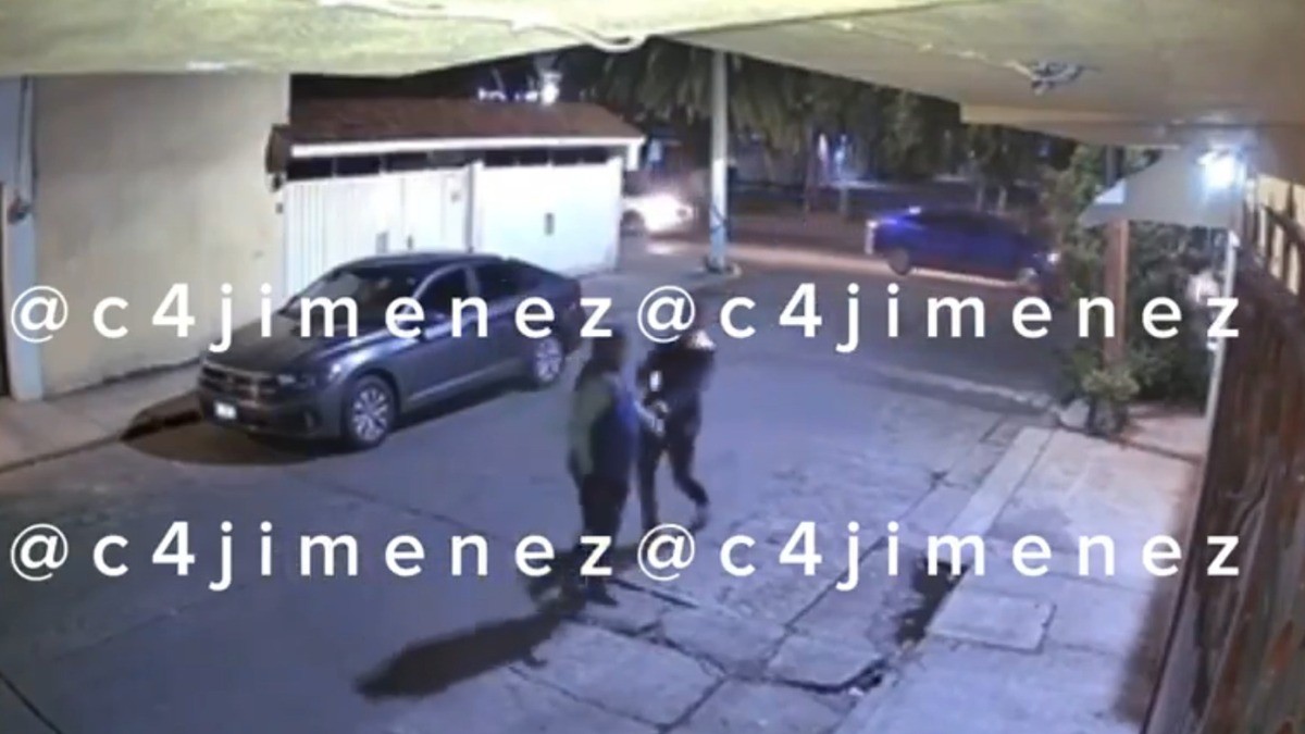 VIDEO: Balean a hombre al tratar de robarle su auto frente a su casa