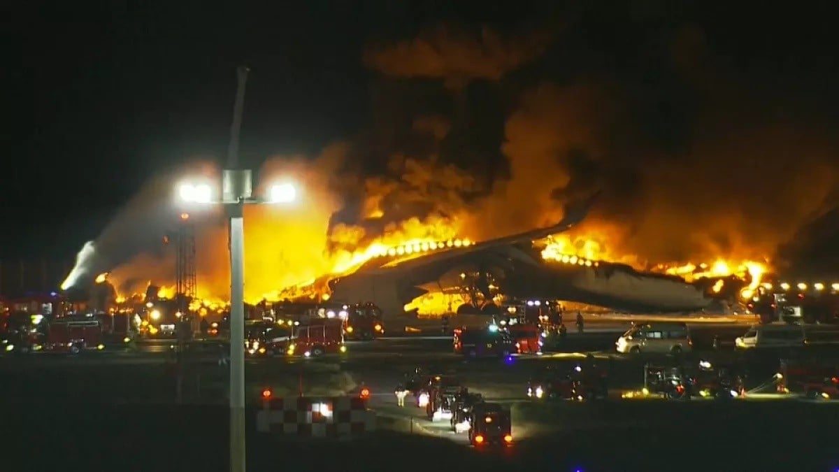¡Tragedia en aeropuerto! Chocan dos aviones durante aterrizaje; mueren cinco personas