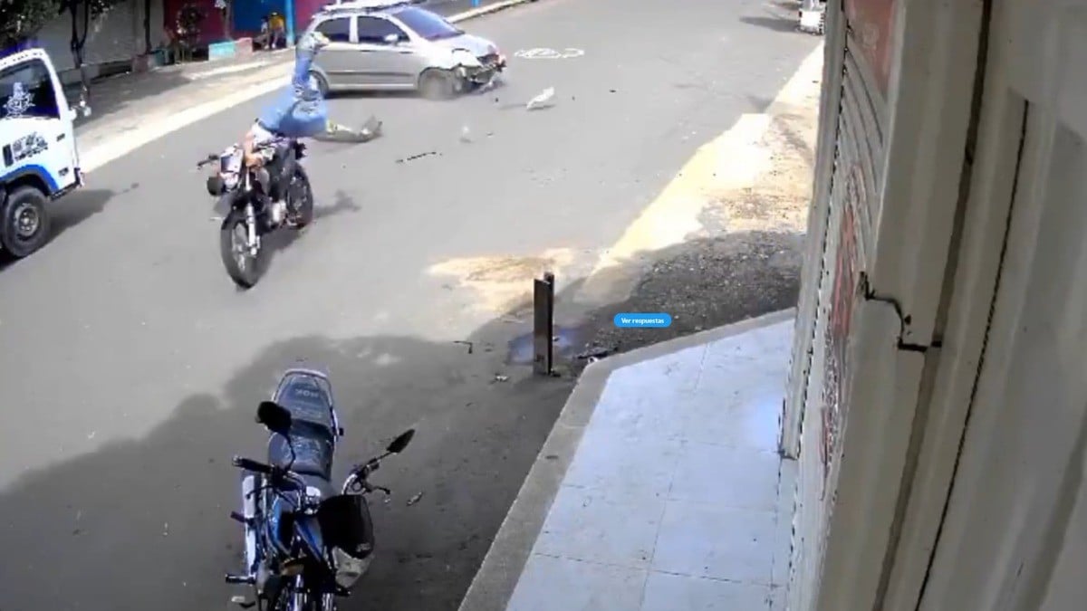 VIDEO Veloz motociclista se accidenta y su pierna amputada quedó anclada a un auto