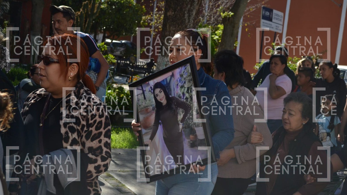 Entre música, porras y flores, despiden a Andrea Angélica, el 'alma de las fiestas'