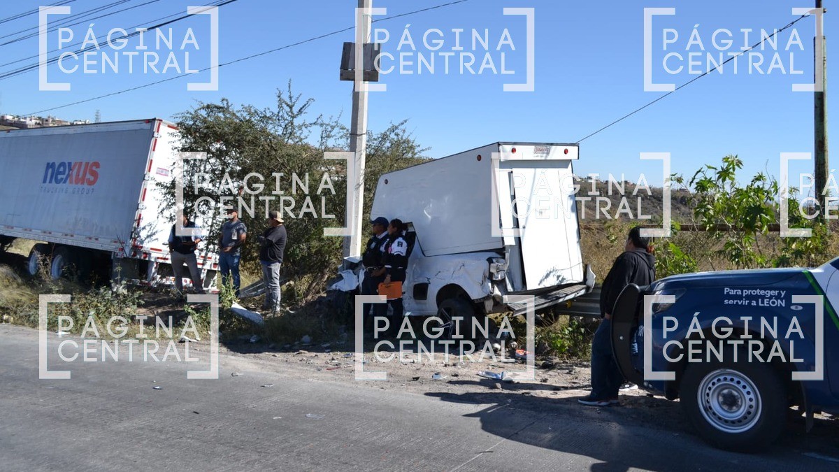Tráiler se queda sin frenos e impacta a camioneta en el bulevar Las Joyas