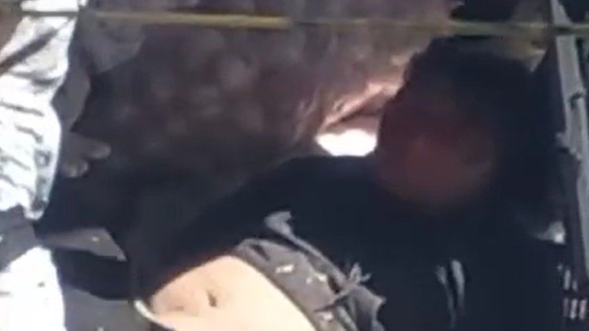 VIDEO Extorsionador es sometido por comerciantes; en el forcejeo se dispara en la pierna