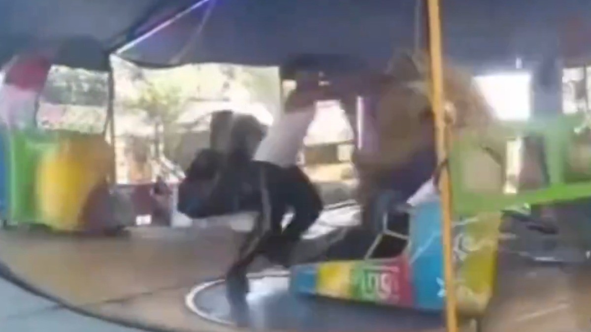 VIDEO Captan momento en que operador de juegos es noqueado por una canasta giratoria