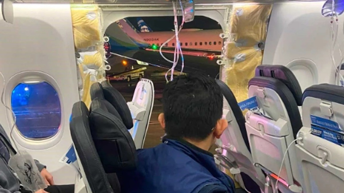 VIDEO ¡Pánico en pleno vuelo! Explota ventana de avión y obliga a aterrizar de emergencia