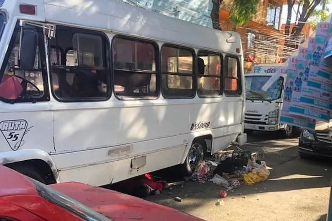 VIDEO Chofer de microbús atropella y mata a mujer que vendía dulces