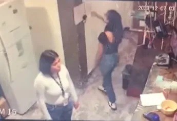 VIDEO Captan a dos policías robando en casa donde hacían un cateo