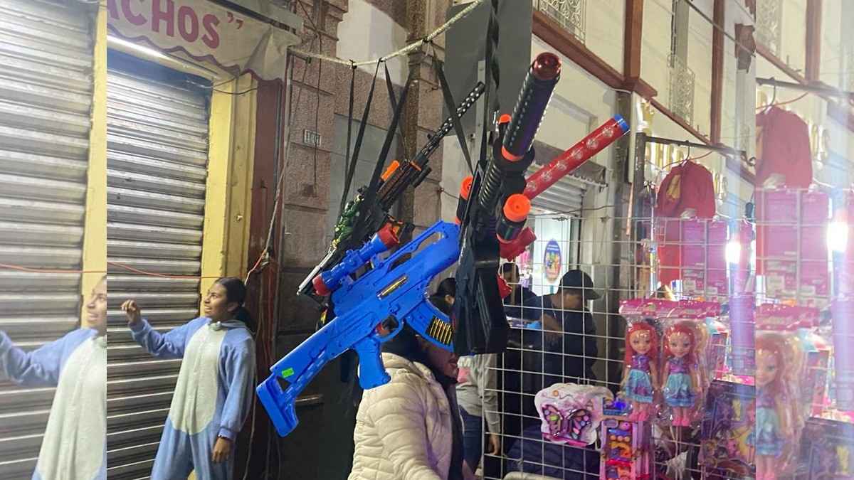 Destaca venta de armas de juguete en el tianguis de Reyes Magos