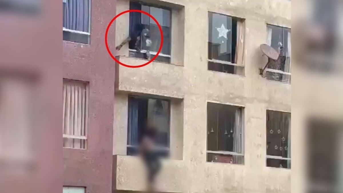 VIDEO Captan cuando hombre intenta ayudar a joven y cae de ventana