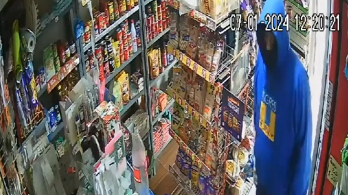 VIDEO: Captan a ladrón mientras asalta tienda de abarrotes a punta de cuchillo