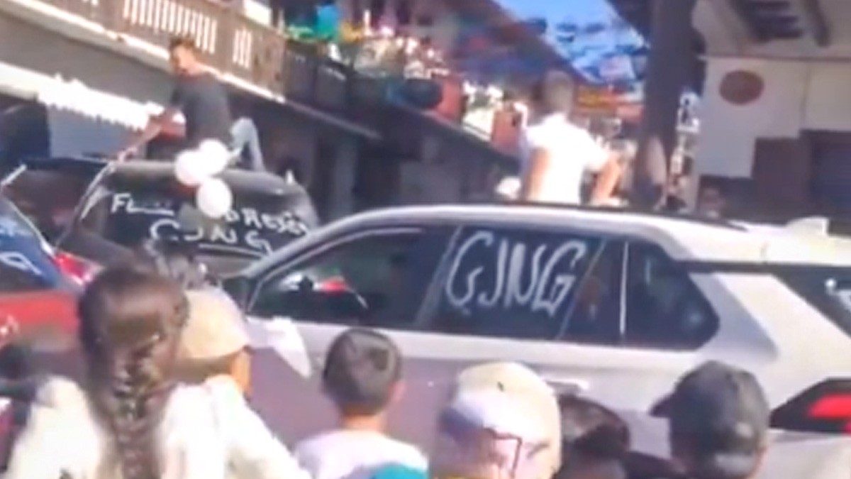 VIDEOS: ¿Los 'Reyes Narcos'? Captan a integrantes de cártel regalando juguetes a niños