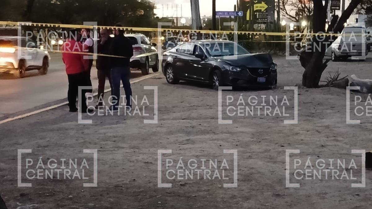 Muere de infarto mientras conducía y se estrella contra árbol