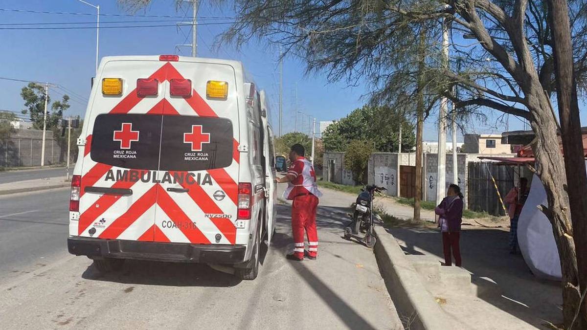 Hombre iba en su moto, se sintió mal y se desplomó en puesto de gorditas