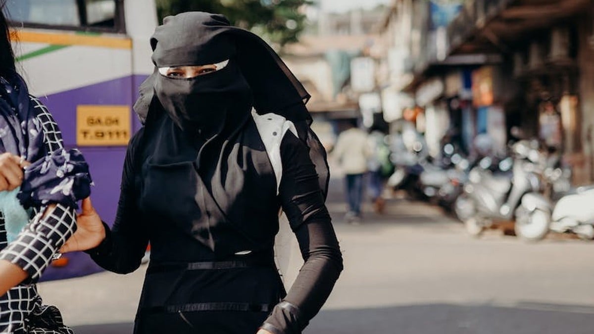 Mujer es azotada 74 veces por publicar foto en redes sin el velo musulmán