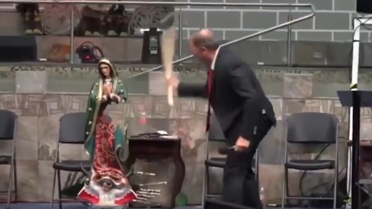 VIDEO Pastor se viraliza por destrozar imagen de la Virgen de Guadalupe en pleno sermón