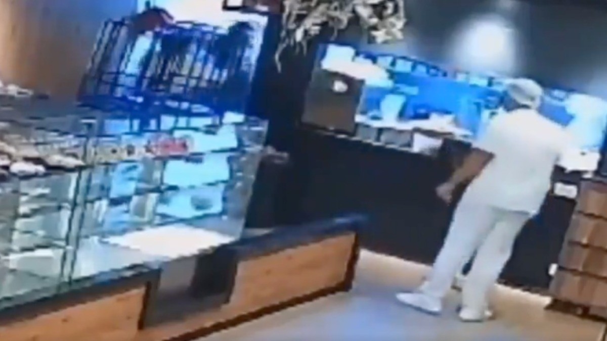 VIDEO Captan cuando hombre va a panadería para acuchillar a su exnovia por ataque de celos