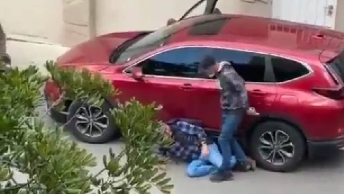 VIDEO Abuelito en el suelo suplica a ratero que no le haga daño