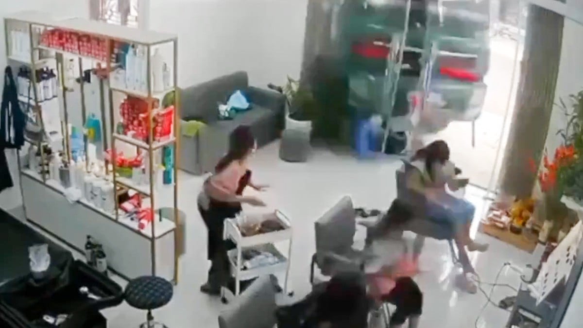 VIDEO: Mujeres se arreglaban el cabello cuando camión se estrella contra estética