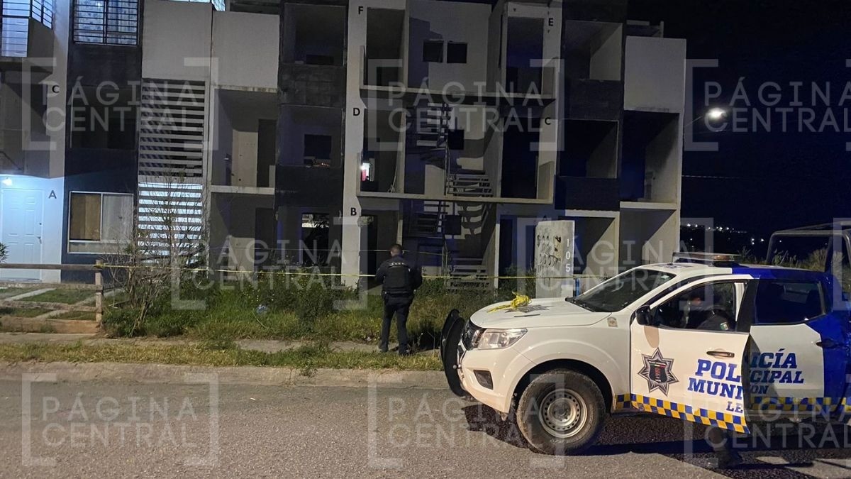 Encuentran cuerpo encobijado en el patio de un ‘depa’ abandonado en Brisas del Campestre