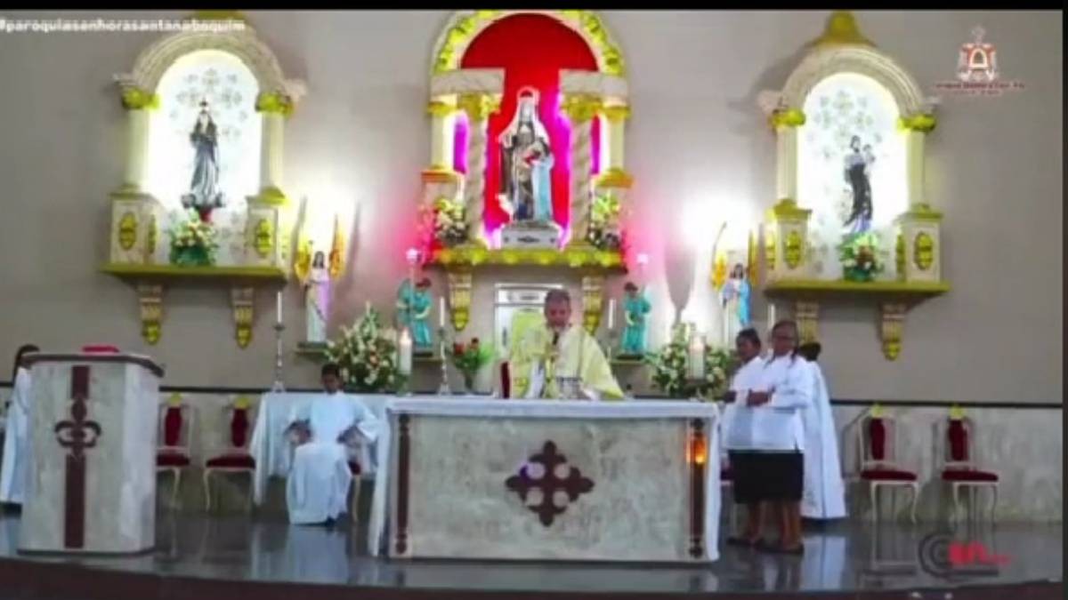 Tunden a sacerdote por decir que la pareja que casaría era pobre por las flores del templo