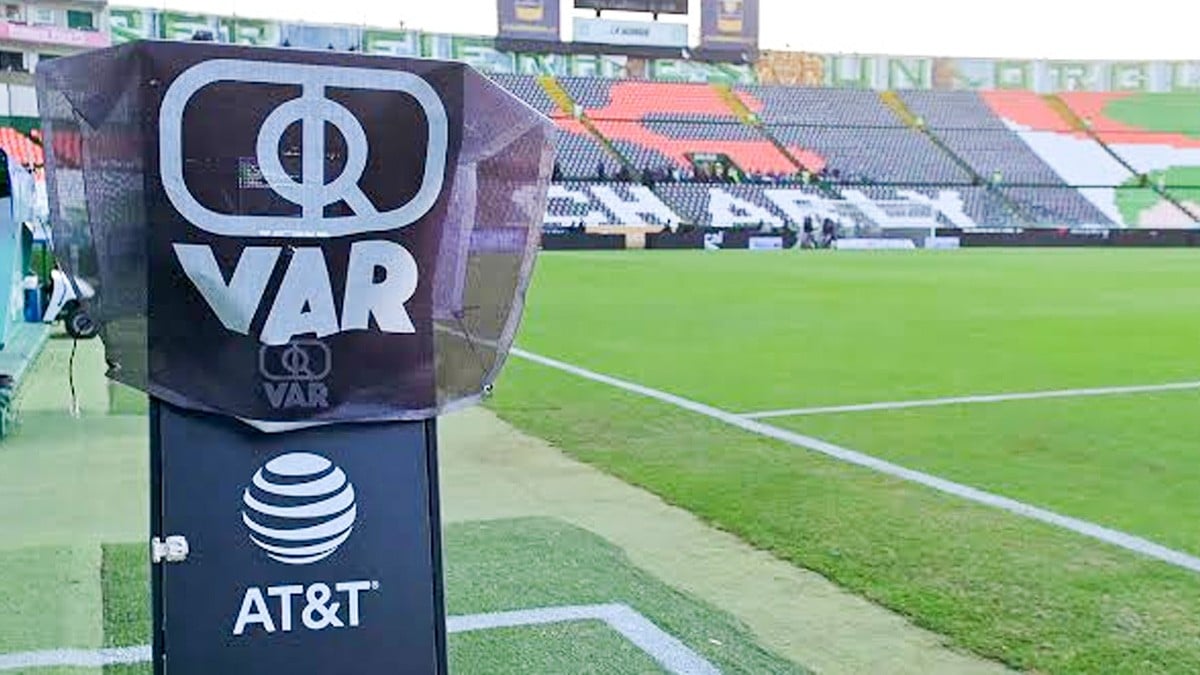 ¡Insólito! Árbitros informarán decisiones del VAR en bocina del estadio