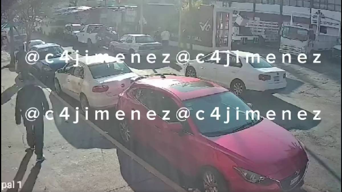 VIDEO Captan cuando conductor reclama a otro un choque y muere prensado