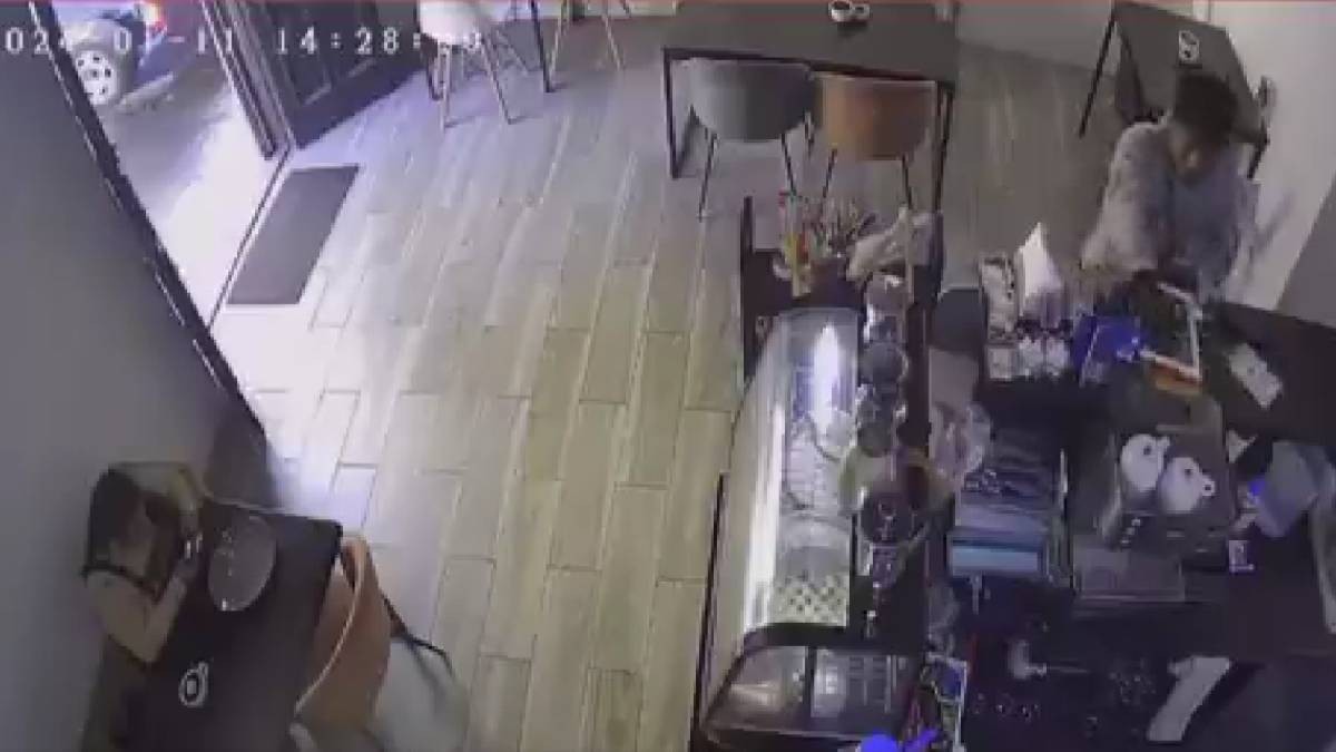 VIDEO Empleada de cafetería somete a ladrón que se quería llevar su Tablet