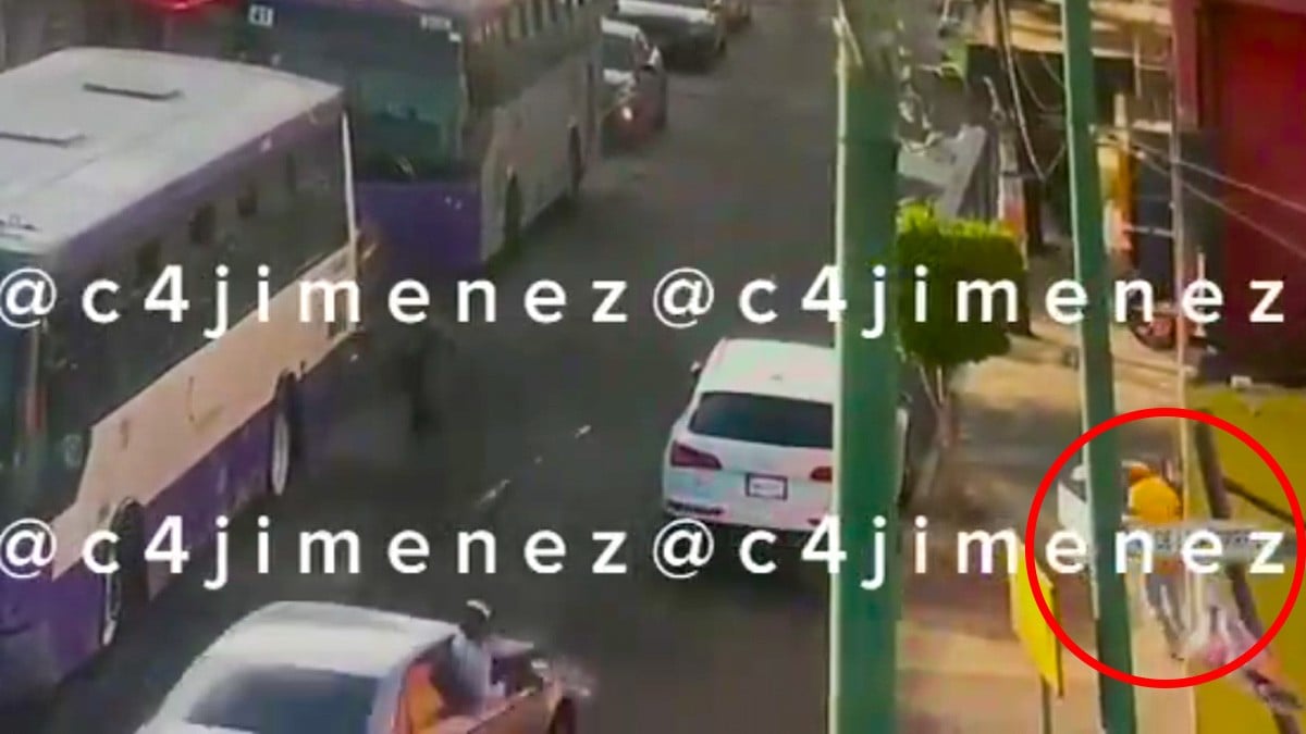 VIDEO: Sicarios disparan 15 veces a hombre que caminaba por la calle; este salió ileso