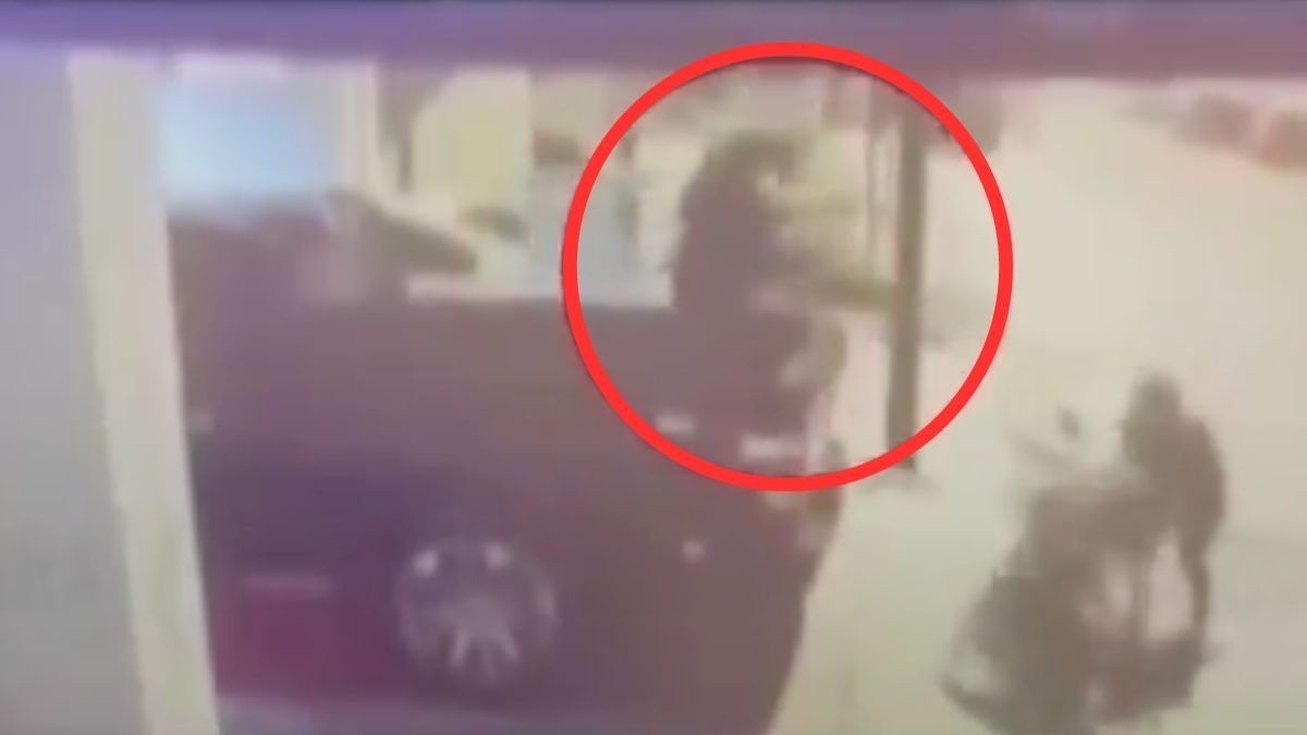 VIDEO Captan cuando Paola Suárez se avienta del segundo piso para perseguir a su prometido