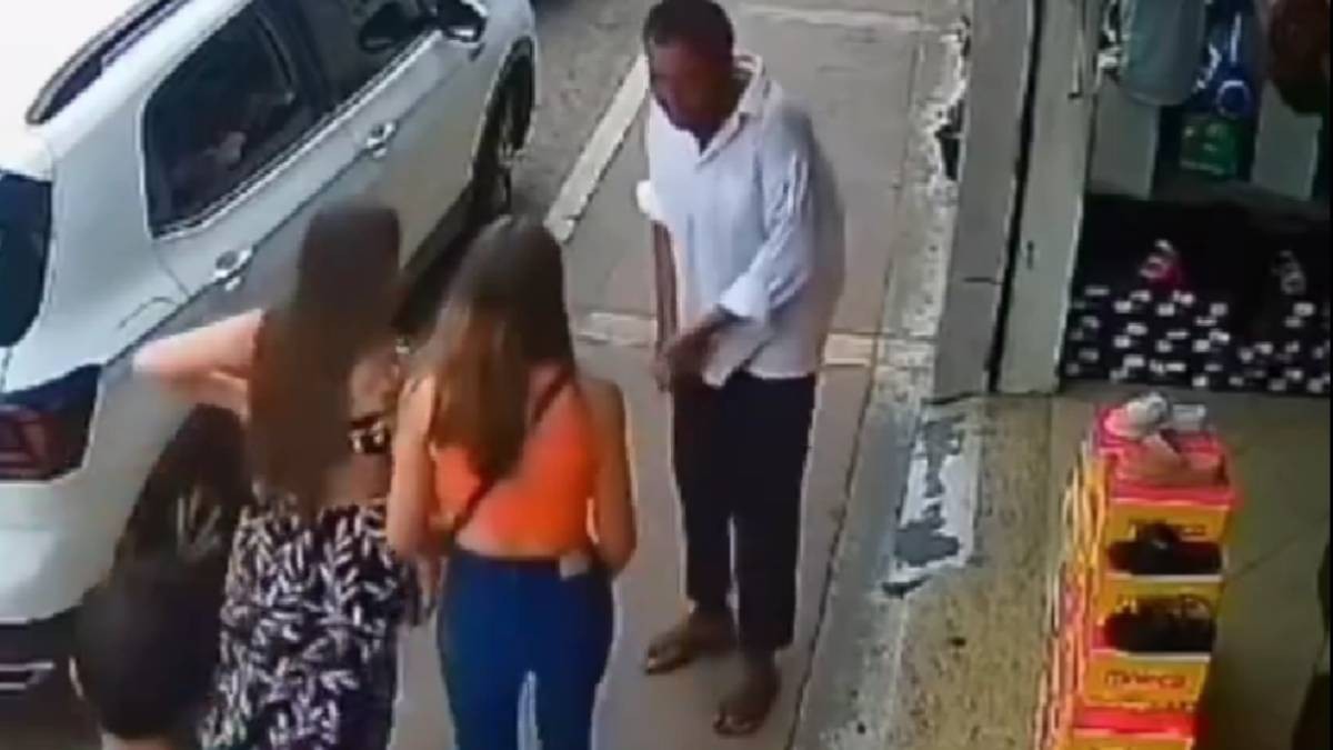 VIDEO Captan cómo hombre ‘noquea’ a jovencita porque no le quiso dar dinero